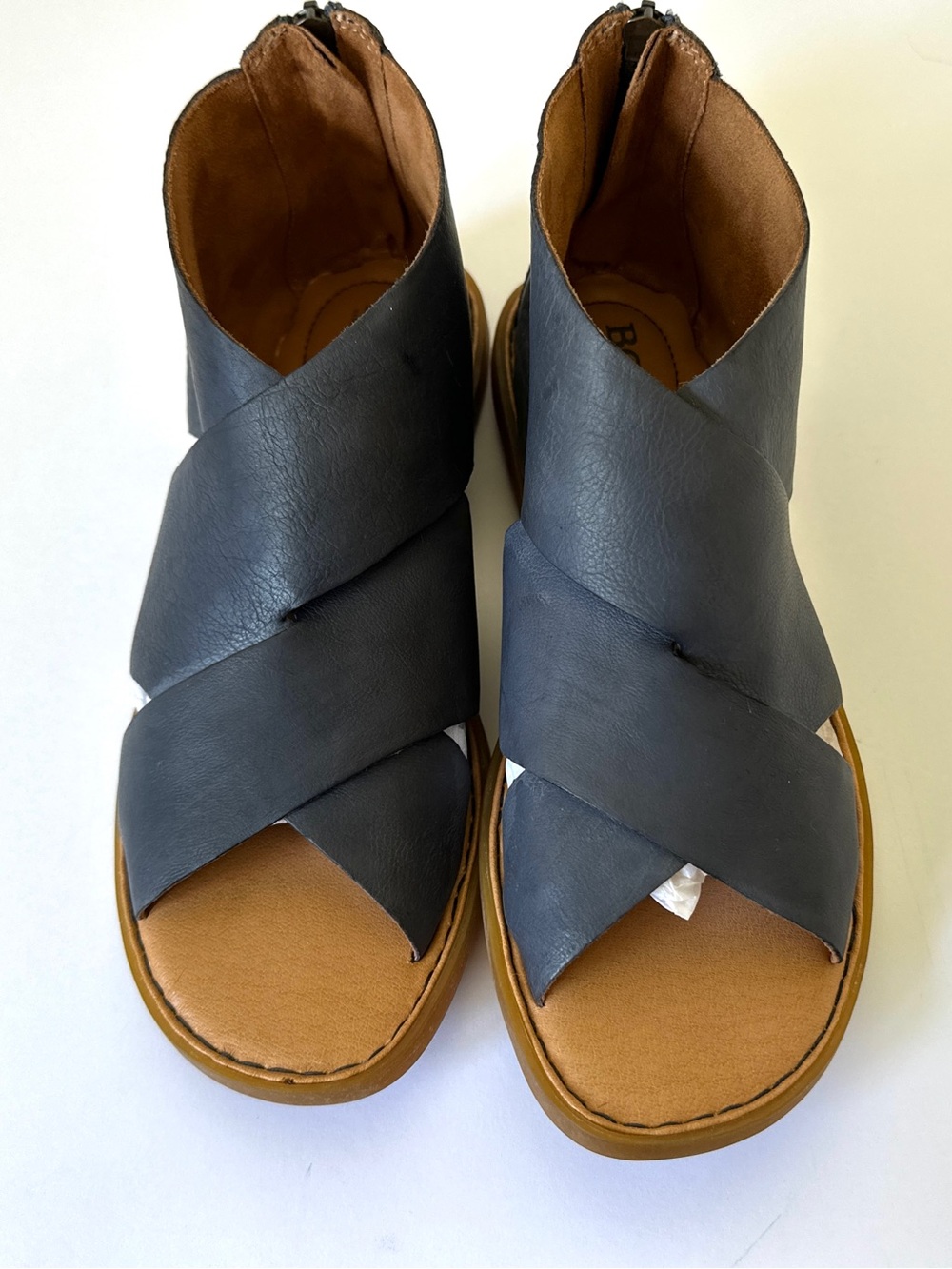 NWOT Born Iwa Leather Sandal in Navy Marine - Picture 3 of 9